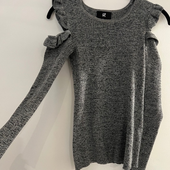 Cold shoulder sweater - Picture 1 of 3